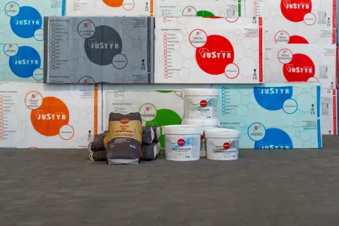 Styropian i klej do styropianu marki JUSTYR. Różne rodzaje kleju uniwersalnego i silikonowego w wiaderkach i workach.