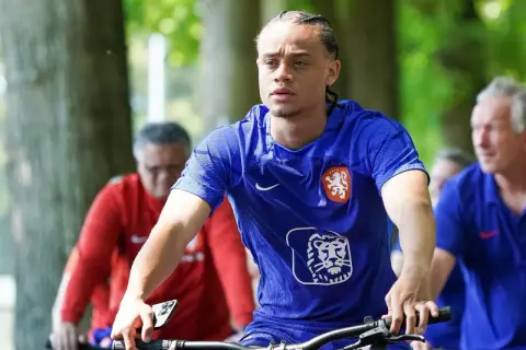 Xavi Simons, einst ein Talent des FC Barcelona, fährt im Trainingslager der niederländischen Nationalmannschaft Fahrrad.