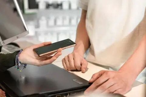 Pomoc w naprawie telefonu z pękniętym ekranem. Dowiedz się, jak wyświetlić uszkodzony ekran telefonu na komputerze.