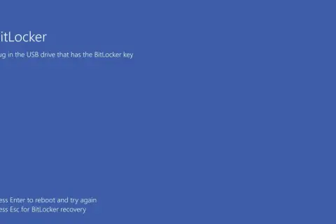 Ekran BitLocker prosi o podłączenie pendrive'a z kluczem odzyskiwania. Naciśnij Enter, by spróbować ponownie, lub Esc dla odzyskiwania BitLocker.
