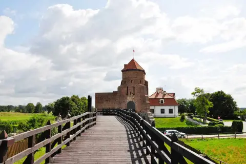 Drewniany most prowadzi do ceglanego zamku, jednego z ciekawych miejsc 150 km od Warszawy.