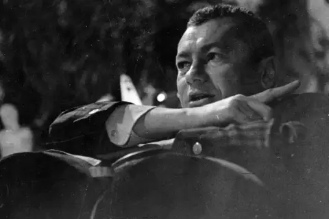 Wojciech Jerzy Has, reżyser znany z wielu filmów, gestykuluje podczas spotkania.