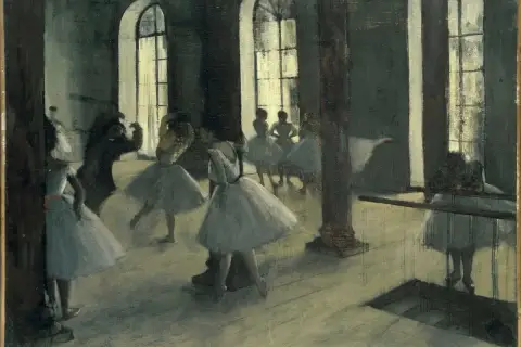 Edgar Degas lekcja tańca: baletnice w białych tiulowych spódniczkach ćwiczą w przestronnej sali z wielkimi oknami.