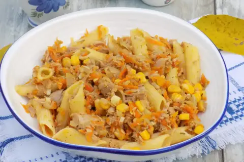 Penne z tuńczykiem, kukurydzą i startą marchewką w kremowym sosie. Pyszny makaron z tuńczykiem w sosie śmietanowo-serowym.