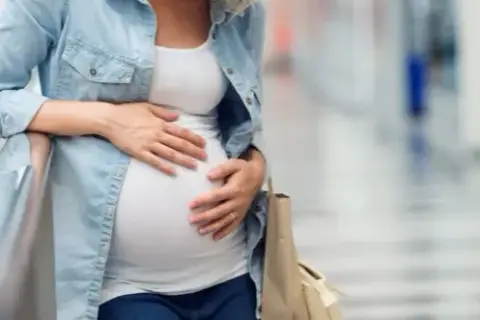 Pierwsze objawy ciąży: ból brzucha, kiedy jest to niebezpieczne?