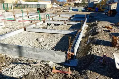 Ile kosztują fundamenty pod dom 100m2? Sprawdź, co wpłynie na cenę