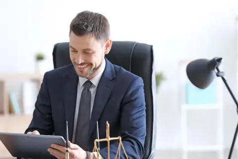 Un notaire souriant consulte une tablette, prêt pour un appel de fonds. La balance de la justice est visible.