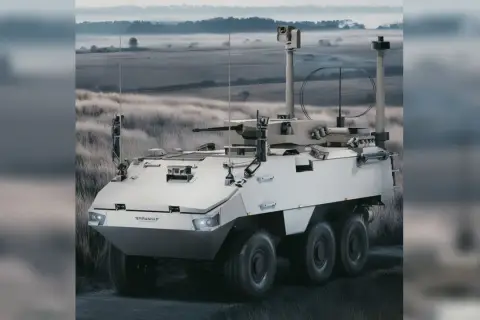 Ein gepanzertes Fahrzeug mit Bewaffnung steht in einer nebligen Landschaft. Die Frage, wo werden in Deutschland Panzer gebaut, bleibt offen.