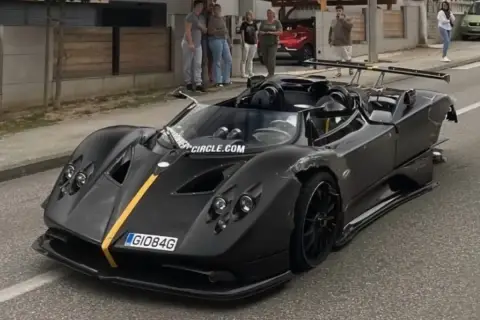 Czarny Pagani Zonda z żółtym pasem, uszkodzony po wypadku. Cena takiego cacka jest astronomiczna.