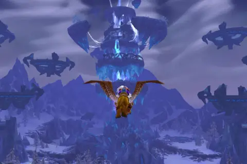 Griffin leci nad lodową krainą w World of Warcraft: Wrath of the Lich King. W tle widać lodową wieżę i latające platformy.