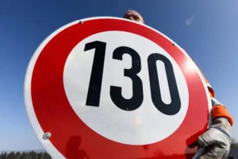 Znak ograniczenia prędkości 130 km/h. Czy na autostradzie w Niemczech są ograniczenia prędkości? Tak, ten znak to potwierdza.