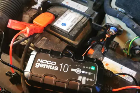 Ładowarka NOCO Genius 10 podłączona do akumulatora samochodowego. Czy można ładować akumulator na mrozie? Tak, ta ładowarka jest do tego przystosowana.