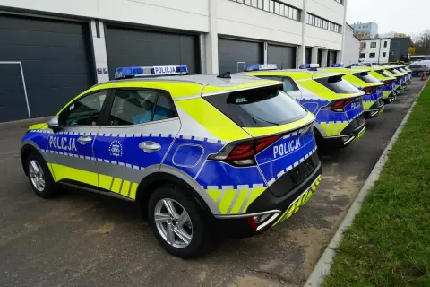 Nowe radiowozy z napisem POLICJA czekają na pra rejestracja. Błyszczące, nowoczesne pojazdy gotowe do służby.