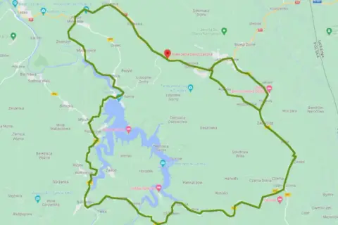 Mapa z zaznaczoną trasą mała pętla bieszczadzka samochodem, prowadzącą przez malownicze tereny i wzdłuż Jeziora Solińskiego.