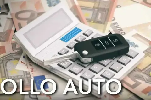 Calcolatrice, chiavi auto e banconote. Scopri quanto paga di bollo un 120 cv.