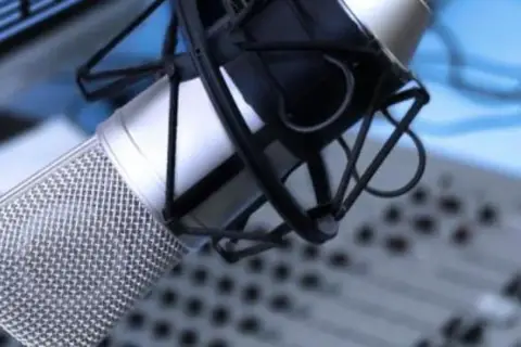 Profesjonalny mikrofon studyjny gotowy do nagrania, być może usłyszymy dziś ulubioną audycję na radio RMF częstotliwość.