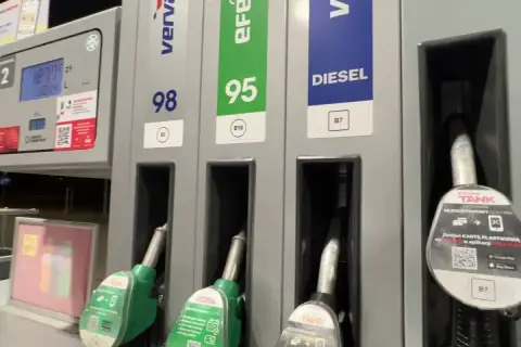 Na stacji paliw widać dystrybutory z paliwami: 98, 95 i DIESEL. Czy na pewno chcesz zatankować on to disel?