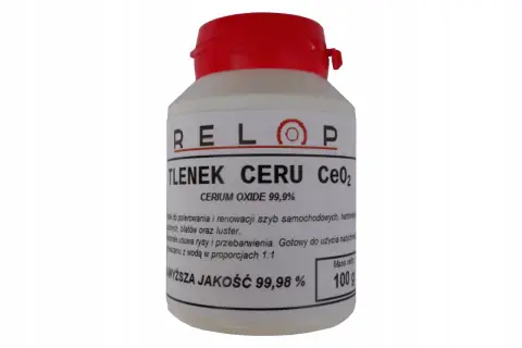 Biały proszek w słoiku z czerwoną zakrętką, oznaczony jako tlenek ceru (CeO2) 99,9%, do polerowania i renowacji.