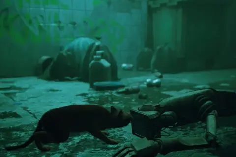 Rudy kot z gry Stray 2 bada porzuconego robota w mrocznym zaułku.
