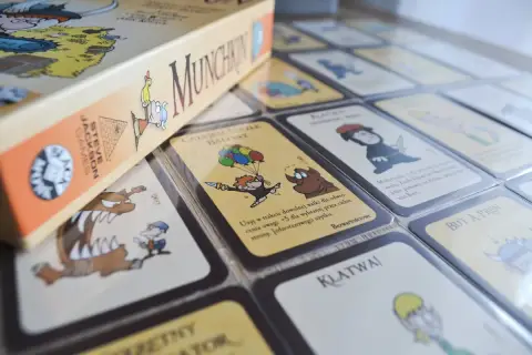 Karty do gry Munchkin, z zabawnymi ilustracjami i polskimi zasadami.