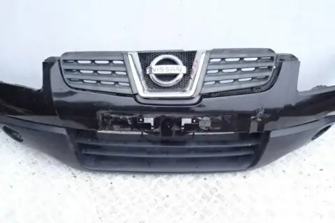 Czarny zderzak Nissan Qashqai z charakterystycznym grillem i logo marki.