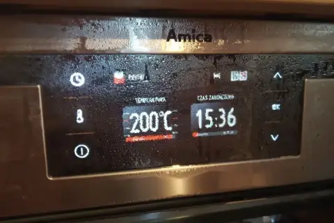 Wyświetlacz piekarnika Amica pokazuje 200°C i 15:36. Zastanawiasz się, jak odblokować piekarnik Amica?