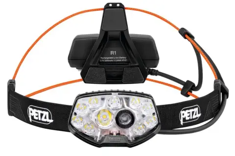 Lampe frontale Petzl Nao RL, prête pour un test d'éclairage puissant. Batterie R1 rechargeable.