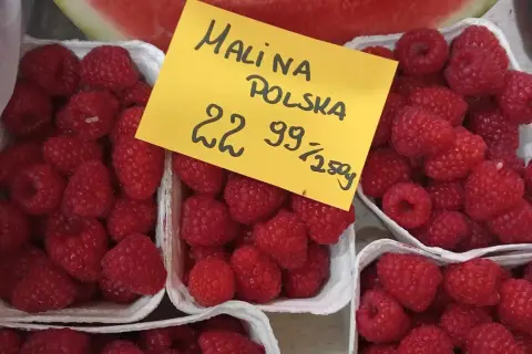 Maliny polskie w koszyczkach, cena 22,99 zł za 250g. Słodkie i soczyste, idealne na deser.