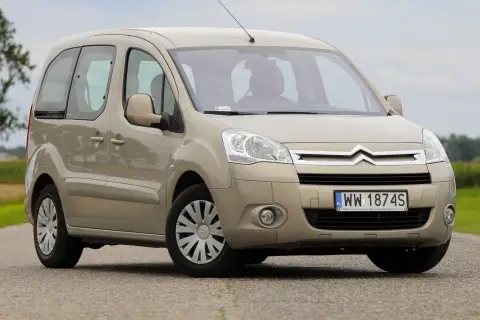 Beżowy Citroen Berlingo na drodze, z polskimi tablicami rejestracyjnymi WW 1874S.