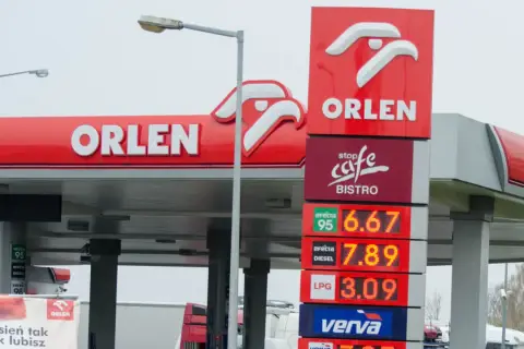 Znak Orlen z cenami paliw: benzyna 6.67, diesel 7.89, LPG 3.09. Jesień tak jak lubisz.