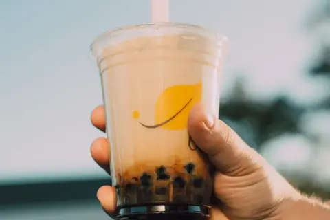Pyszne bubble tea w domu, z bąbelkami i słodkim smakiem. Idealne na relaks.