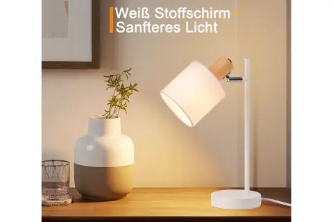 Stylowa lampka nocna z kloszem z białego materiału i elementami z drewna. Delikatne światło rozświetla stolik nocny.