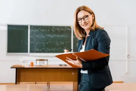 Co oznacza zatrudnienie nauczyciela przez mianowanie i jego korzyści?