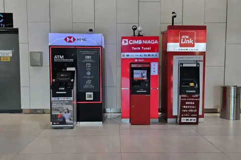 Bankomaty w Indonezji: HSBC, CIMB NIAGA i ATM Link. Można tu wypłacić walutę indonezji, zrobić przelew i zapłacić rachunki.