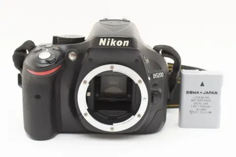 Aparat Nikon D5200 z obiektywem i baterią. Gotowy do uchwycenia niezapomnianych chwil.