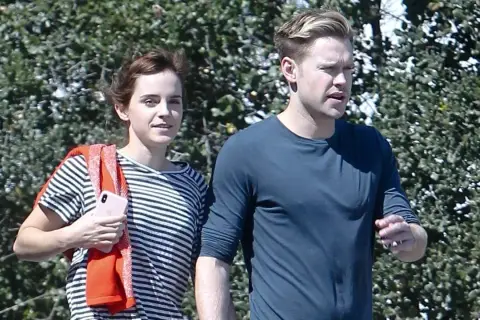 Emma Watson z mężczyzną na spacerze. Czy Emma Watson ma męża? Nie wiadomo, ale wygląda na szczęśliwą.
