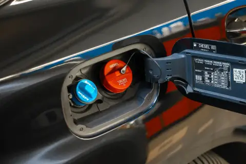 Zbiornik AdBlue i Diesel w samochodzie. Po dolaniu AdBlue kontrolka nie gaśnie, mimo że płyn jest uzupełniony.