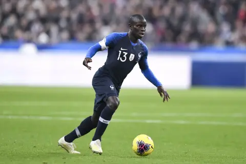 ZDM Spieler N'Golo Kanté dribbelt mit dem Ball.