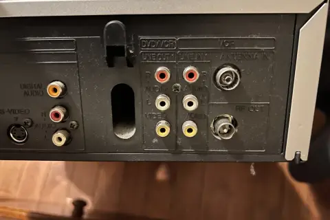 Złącza DVD/VCR, wejścia i wyjścia audio/wideo, antena i RF OUT na tylnym panelu urządzenia.