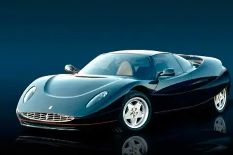 Czarny, sportowy samochód Ferrari z lat 90. z charakterystycznym grillem i opływową sylwetką. To rzadki model, który zapowiadał przyszłe LaFerrari.