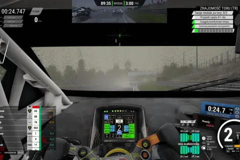 Widok z kokpitu w grze Assetto Corsa Competizione na Xbox. Deszczowa pogoda, wyścig trwa, kierowca walczy o każdy ułamek sekundy.
