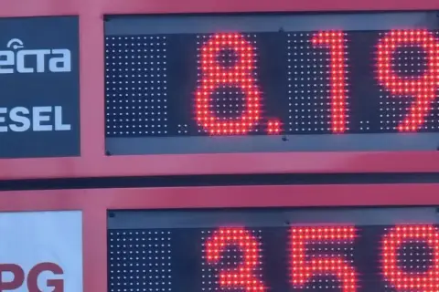 Cena diesla: 8,19 zł. Obok wyświetlacz LPG.
