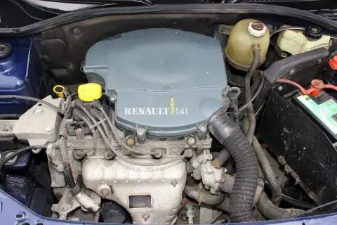 Silnik Renault Thalia 1.4 Injection, widok z góry. Widać akumulator, zbiorniczek płynu chłodniczego i elementy osprzętu.