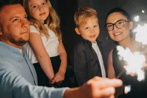 Paweł Łukasik z rodziną świętuje, trzymając zimne ognie. Radosne chwile z dziećmi i żoną.
