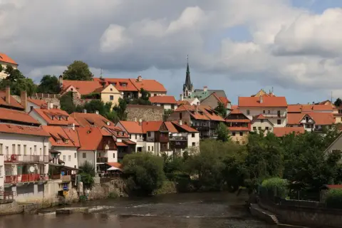 Malownicze miasteczko z czerwonymi dachami nad rzeką, idealne na wycieczki objazdowe z Krakowa.