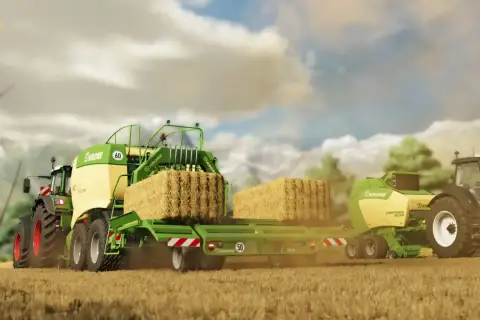 Traktor z przyczepą prasuje słomę. Wirtualni gracze mogą cieszyć się wspólną rozgrywką dzięki farming simulator 22 crossplay.