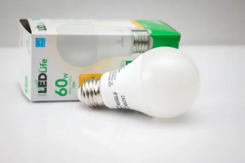 Żarówka LED Globe Electric z kartonikiem. Długotrwałe oświetlenie z gwarancją na żarówki led.