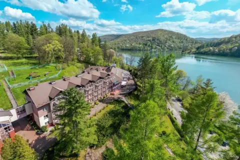 Malowniczy hotel Bieszczady z basenem, otoczony zielenią i jeziorem, zaprasza na relaks.