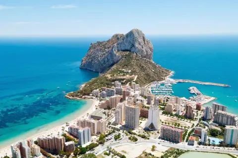 Costa Blanca con el Peñón de Ifach. Busca ofertas de hoteles de última hora para disfrutar de este paraíso.