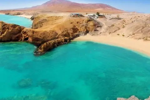 Aguas turquesas y arena dorada en Lanzarote. ¡Aprovecha nuestras ofertas de viajes a Lanzarote todo incluido 2x1!